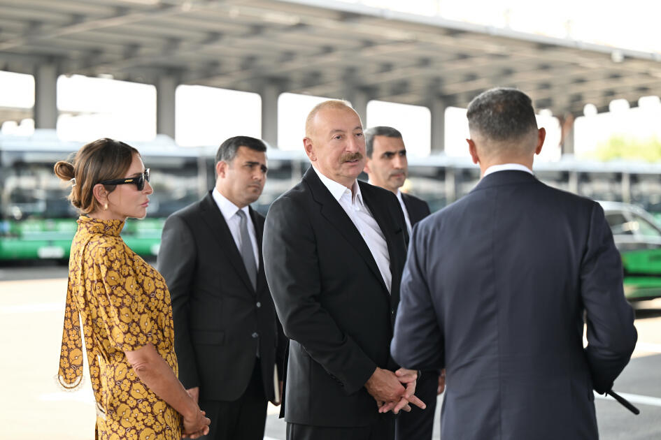 Президент Ильхам Алиев и Первая леди Мехрибан Алиева посмотрели в Нахчыване новые электробусы, ознакомились с работами по реконструкции железнодорожной инфраструктуры