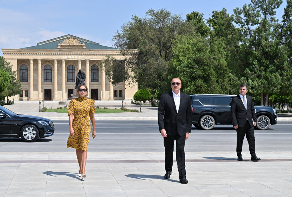 Президент Ильхам Алиев и Первая леди Мехрибан Алиева посетили памятник Общенациональному лидеру Гейдару Алиеву в Нахчыване