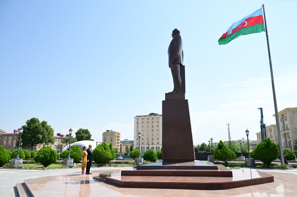 Президент Ильхам Алиев и Первая леди Мехрибан Алиева посетили памятник Общенациональному лидеру Гейдару Алиеву в Нахчыване