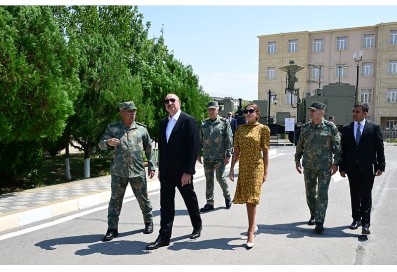 Prezident İlham Əliyev və Birinci xanım Mehriban Əliyeva Əlahiddə Ümumqoşun Orduda yeni yaradılan komando hərbi hissələrinə Döyüş bayraqlarının verilməsi mərasimində iştirak ediblər