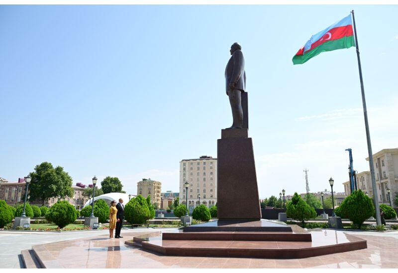 Президент Ильхам Алиев и Первая леди Мехрибан Алиева посетили памятник Общенациональному лидеру Гейдару Алиеву в Нахчыване