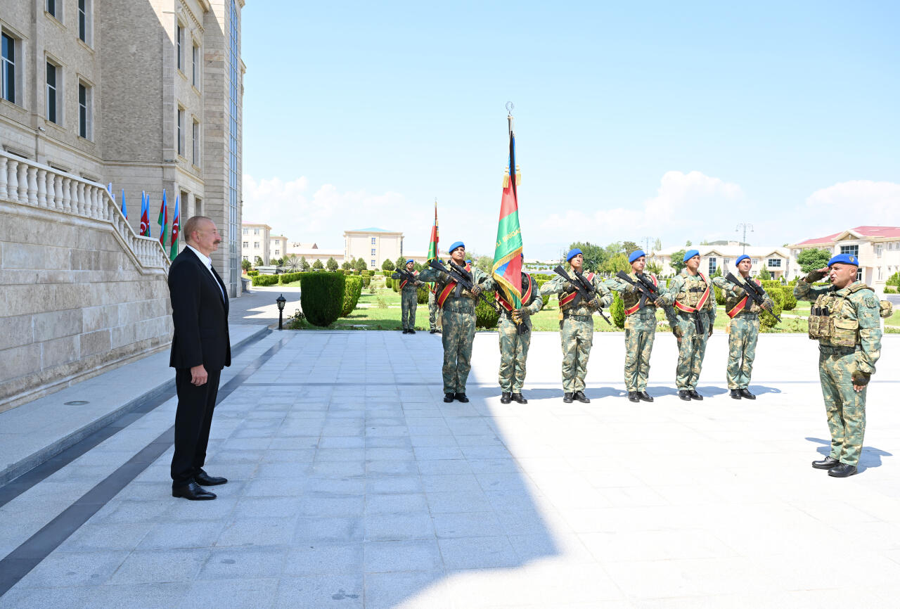Prezident İlham Əliyev və Birinci xanım Mehriban Əliyeva Əlahiddə Ümumqoşun Orduda yeni yaradılan komando hərbi hissələrinə Döyüş bayraqlarının verilməsi mərasimində iştirak ediblər