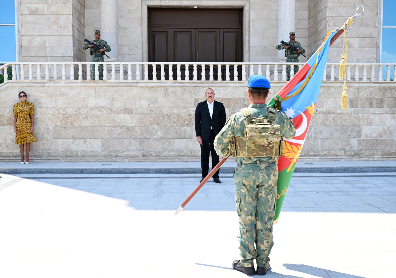 Prezident İlham Əliyev və Birinci xanım Mehriban Əliyeva Əlahiddə Ümumqoşun Orduda yeni yaradılan komando hərbi hissələrinə Döyüş bayraqlarının verilməsi mərasimində iştirak ediblər
