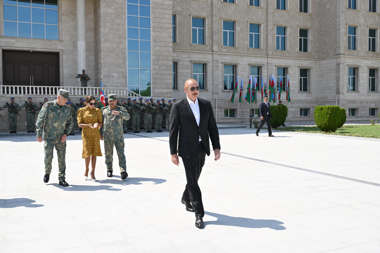Prezident İlham Əliyev və Birinci xanım Mehriban Əliyeva Əlahiddə Ümumqoşun Orduda yeni yaradılan komando hərbi hissələrinə Döyüş bayraqlarının verilməsi mərasimində iştirak ediblər