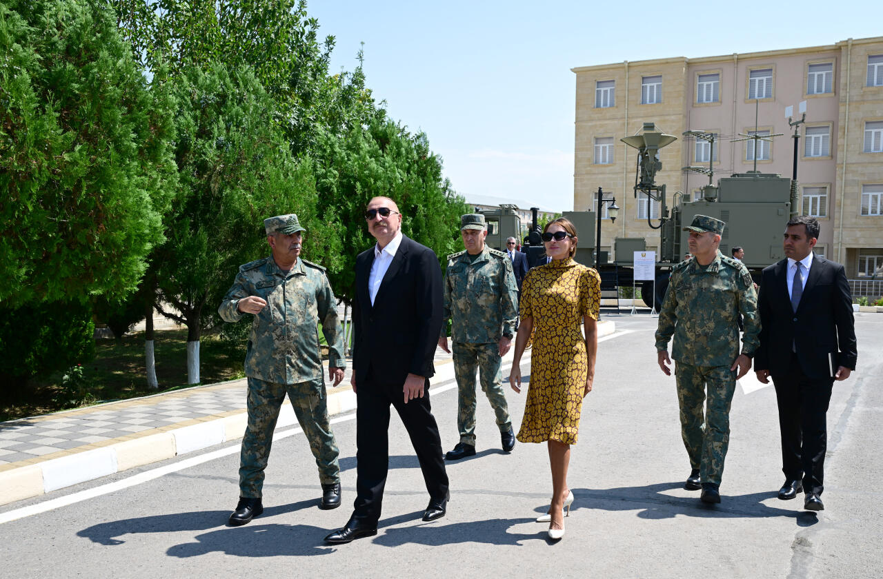 Prezident İlham Əliyev və Birinci xanım Mehriban Əliyeva Əlahiddə Ümumqoşun Orduda yeni yaradılan komando hərbi hissələrinə Döyüş bayraqlarının verilməsi mərasimində iştirak ediblər