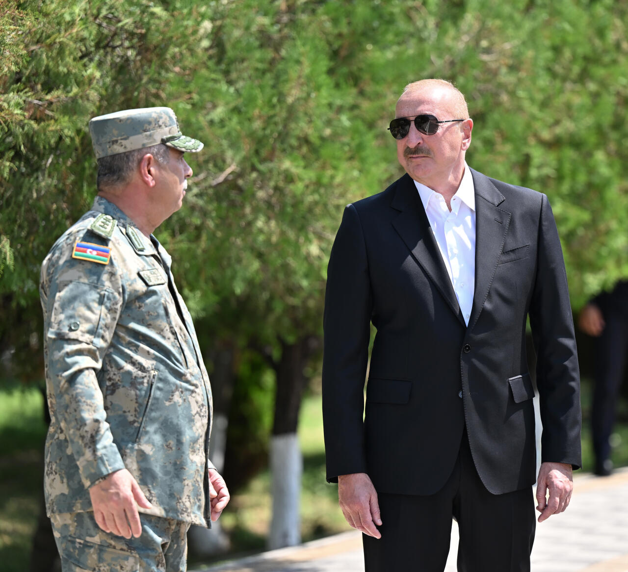 Prezident İlham Əliyev və Birinci xanım Mehriban Əliyeva Əlahiddə Ümumqoşun Orduda yeni yaradılan komando hərbi hissələrinə Döyüş bayraqlarının verilməsi mərasimində iştirak ediblər