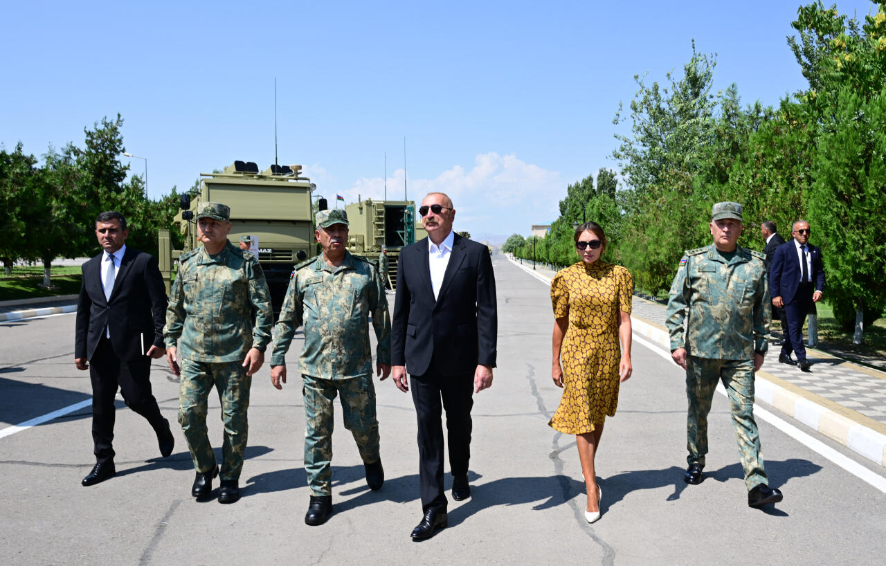 Prezident İlham Əliyev və Birinci xanım Mehriban Əliyeva Əlahiddə Ümumqoşun Orduda yeni yaradılan komando hərbi hissələrinə Döyüş bayraqlarının verilməsi mərasimində iştirak ediblər