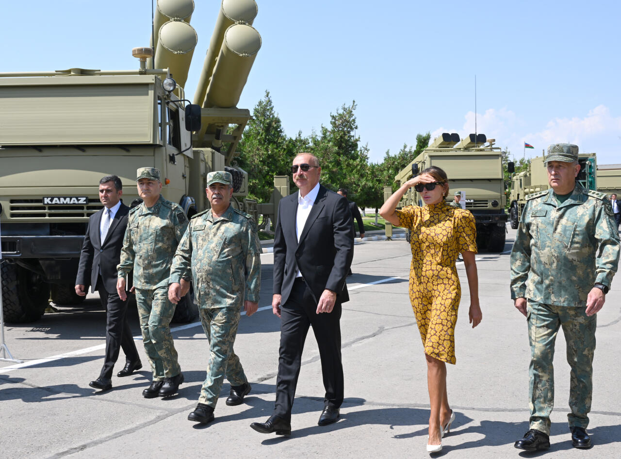 Prezident İlham Əliyev və Birinci xanım Mehriban Əliyeva Əlahiddə Ümumqoşun Orduda yeni yaradılan komando hərbi hissələrinə Döyüş bayraqlarının verilməsi mərasimində iştirak ediblər