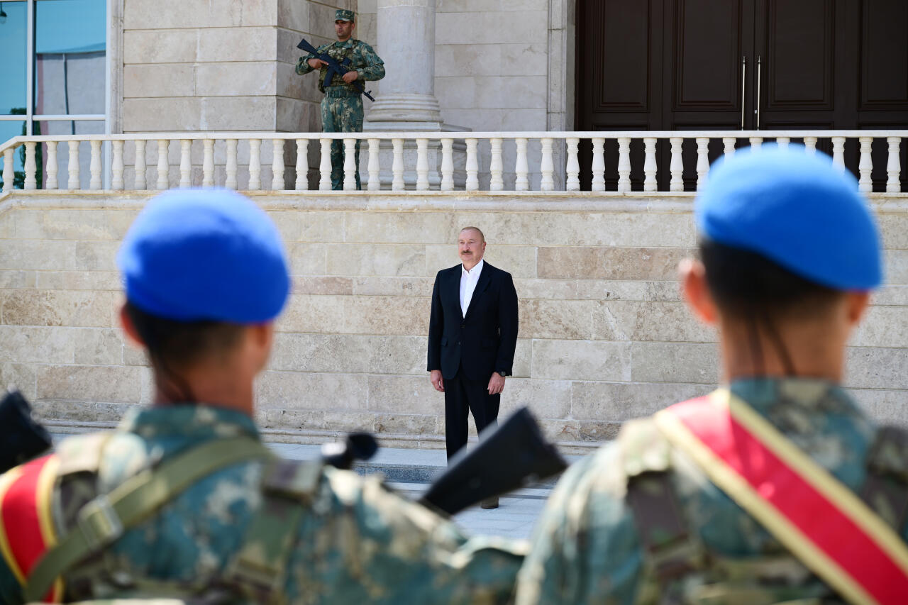 Prezident İlham Əliyev və Birinci xanım Mehriban Əliyeva Əlahiddə Ümumqoşun Orduda yeni yaradılan komando hərbi hissələrinə Döyüş bayraqlarının verilməsi mərasimində iştirak ediblər