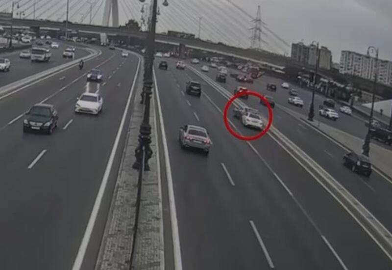 В Баку центре автомобиль врезался в остановившуюся на дороге машину
