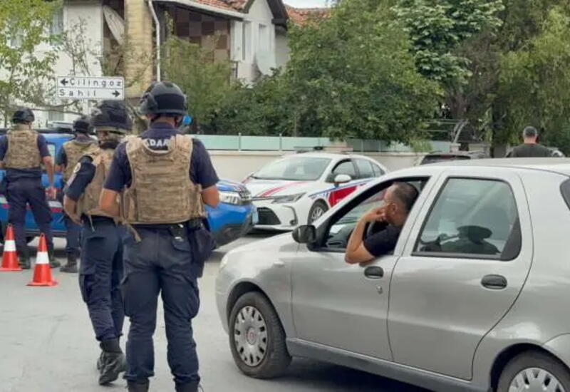 İstanbulda silahlı şəxs evində barrikada quraraq ətrafa atəş açıb