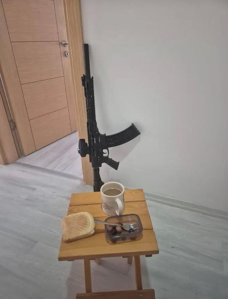 İstanbulda silahlı şəxs evində barrikada quraraq ətrafa atəş açıb