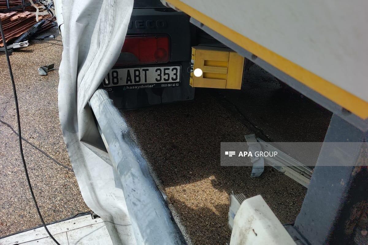 Goranboyda yük avtomobili qəza törədib, 1 tona yaxın yanacaq yola tökülüb