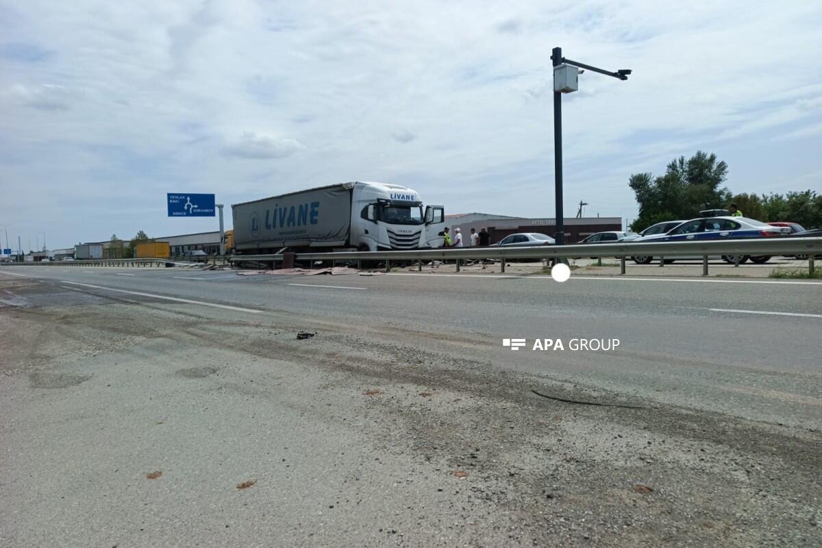 Goranboyda yük avtomobili qəza törədib, 1 tona yaxın yanacaq yola tökülüb