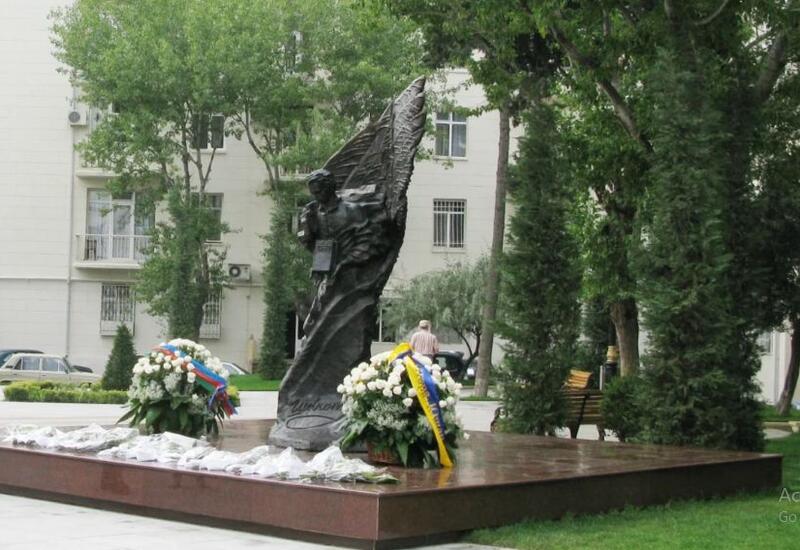 Bakıda Taras Şevçenkonun abidəsinin yerləşdiyi meydana onun adı verilib