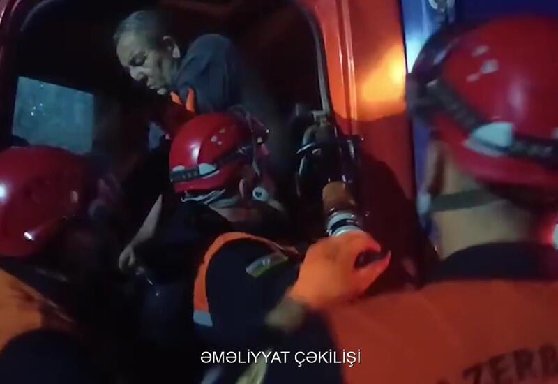 В Евлахе водитель оказался зажат в грузовике после ДТП