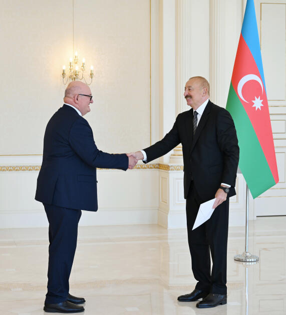 Президент Ильхам Алиев принял верительные грамоты новоназначенного посла Великобритании