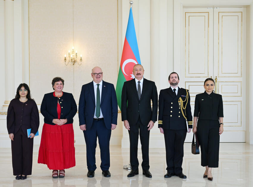 Президент Ильхам Алиев принял верительные грамоты новоназначенного посла Великобритании