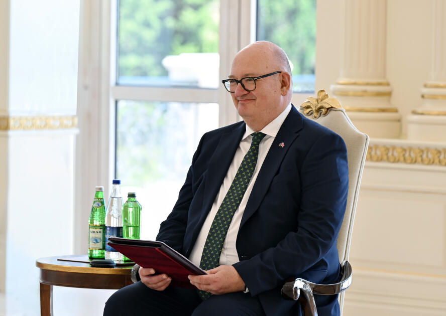 Президент Ильхам Алиев принял верительные грамоты новоназначенного посла Великобритании