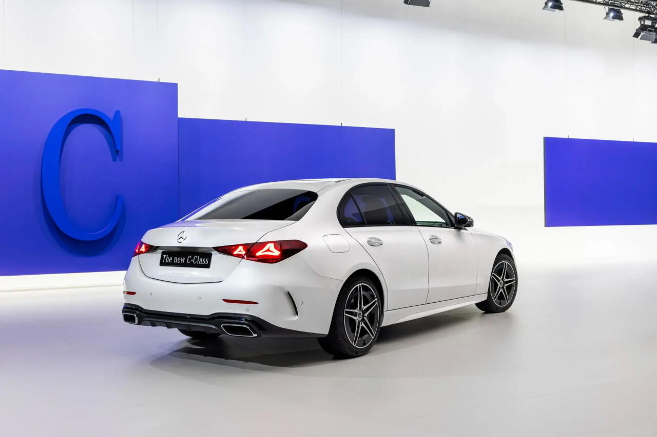 Обновленный Mercedes C-Class получил светящуюся решетку и ChatGPT