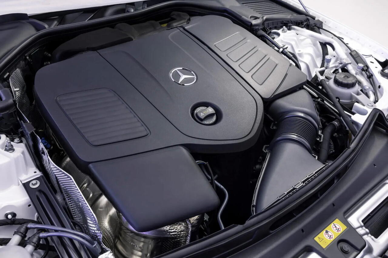 Обновленный Mercedes C-Class получил светящуюся решетку и ChatGPT
