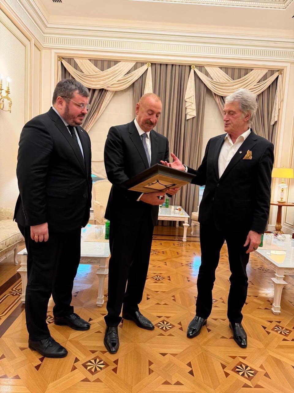 Виктор Ющенко поблагодарил Президента Ильхама Алиева за поддержку Украины