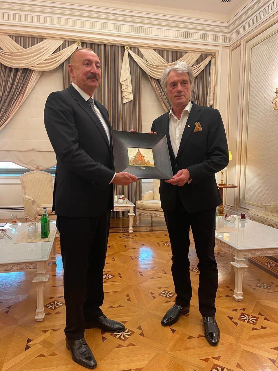 Виктор Ющенко поблагодарил Президента Ильхама Алиева за поддержку Украины