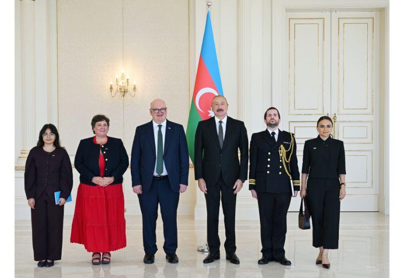 Президент Ильхам Алиев принял верительные грамоты новоназначенного посла Великобритании