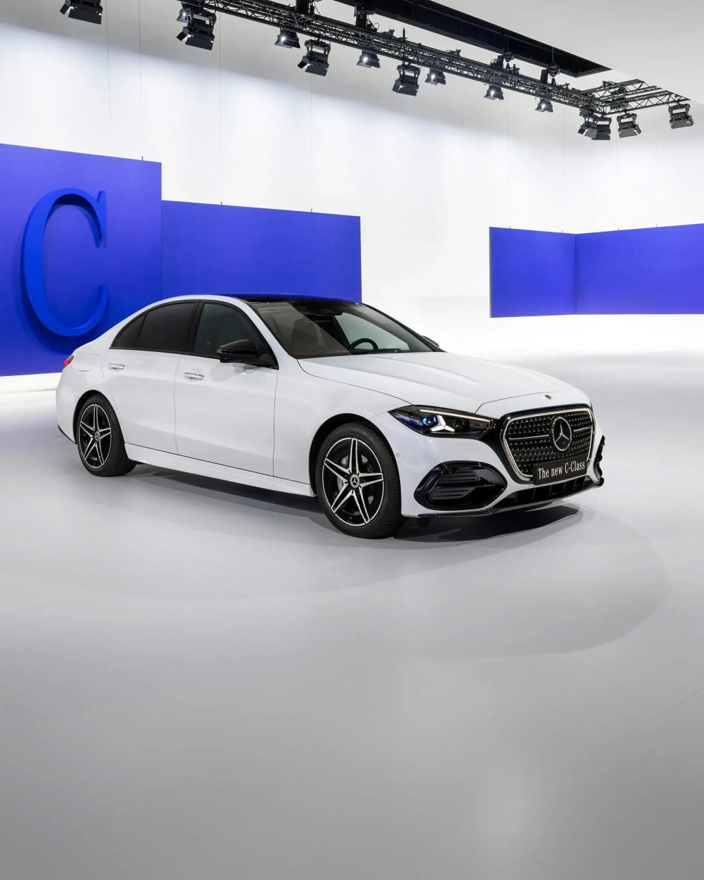 Обновленный Mercedes C-Class получил светящуюся решетку и ChatGPT