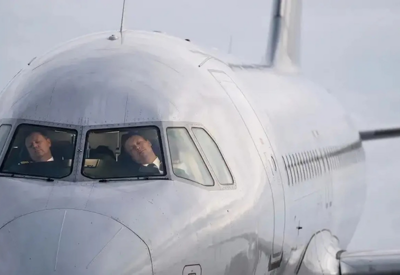 Uçuş zamanı pilotların ikisi də yatdı