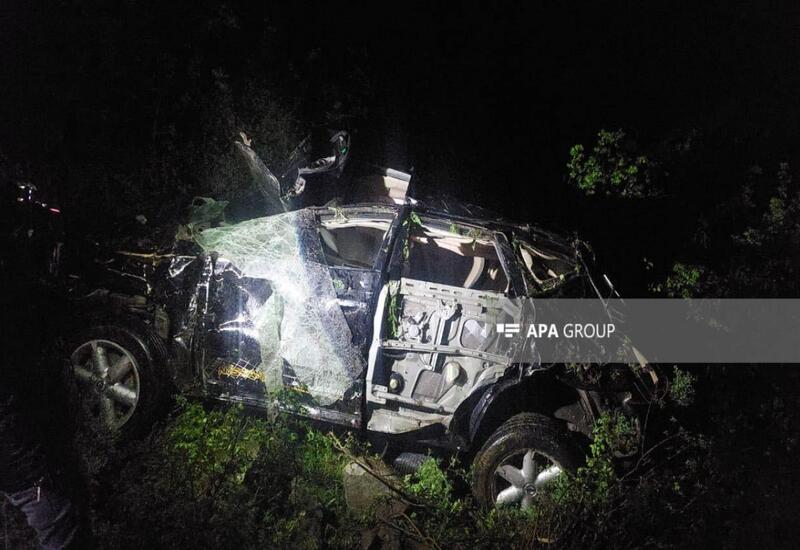 Автомобиль упал в овраг в Шамахы
