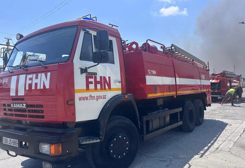 Kürdəxanıda yol kənarında yanan tikinti materialları söndürülüb