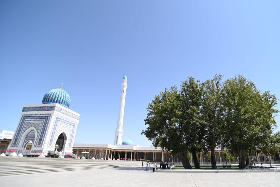 Азербайджанские журналисты посетили туристический комплекс Имама аль-Бухари близ Самарканда