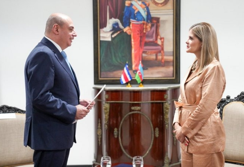 Azərbaycan səfiri etimadnaməsini Kosta Rika Prezidentinə təqdim edib