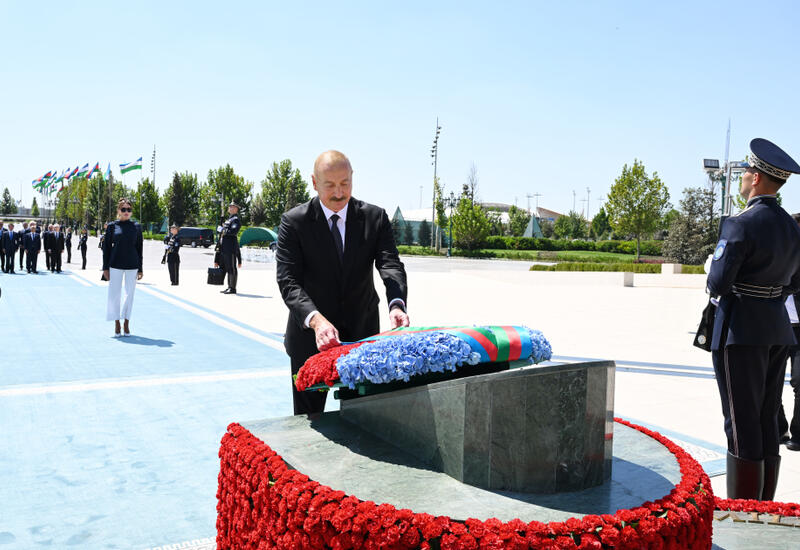 Президент Ильхам Алиев и Первая леди Мехрибан Алиева посетили Монумент независимости в Ташкенте