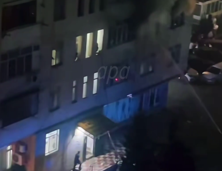 Пожар вспыхнул в жилом здании в Баку