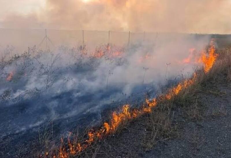 В Агдамском районе начался пожар на открытой местности