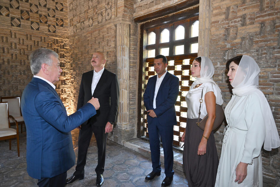 Azərbaycan ilə Özbəkistanın Prezidentləri və Birinci xanımları Buxarada İsmayıl Samani türbəsi ilə tanış olublar