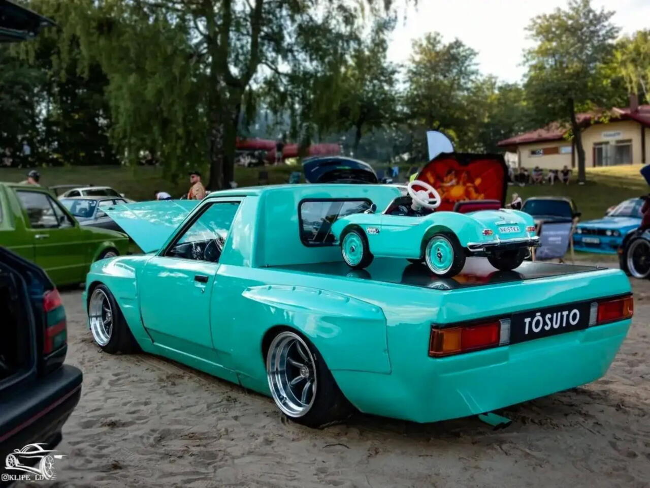 Старый седан Toyota Corolla превратили в пикап