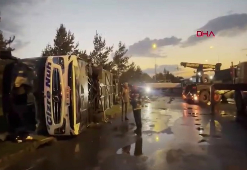 В Турции автобус столкнулся с бензовозом, десятки пострадавших