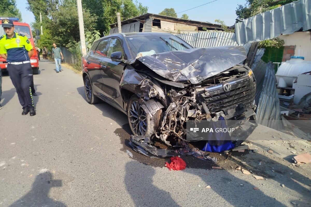 В Барде автомобиль врезался в жилой дом,