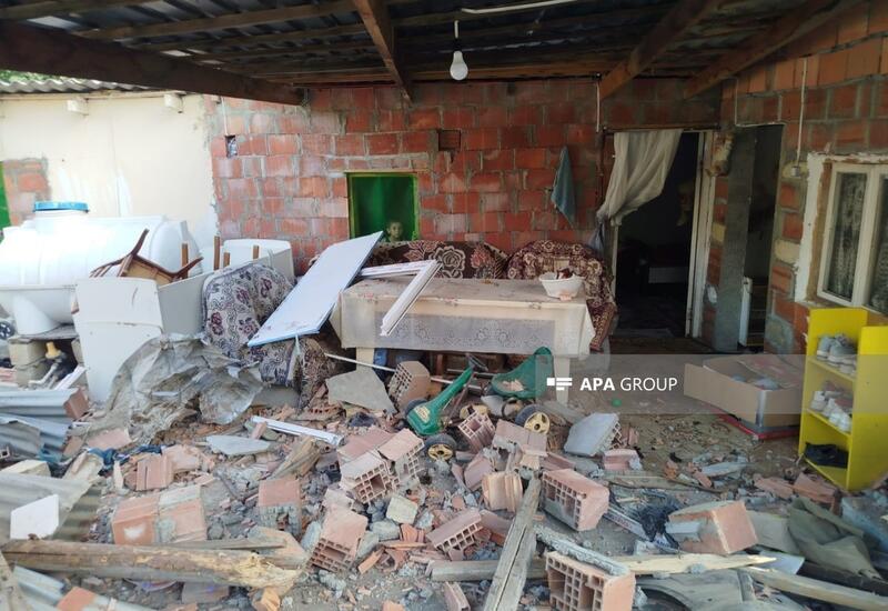 В Барде автомобиль врезался в жилой дом,