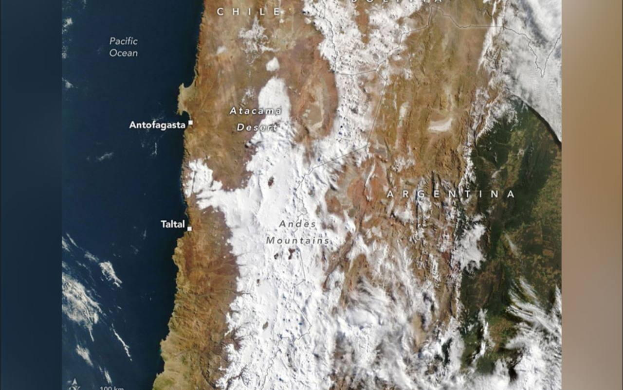 NASA показало снимки снега в самой засушливой пустыне на Земле