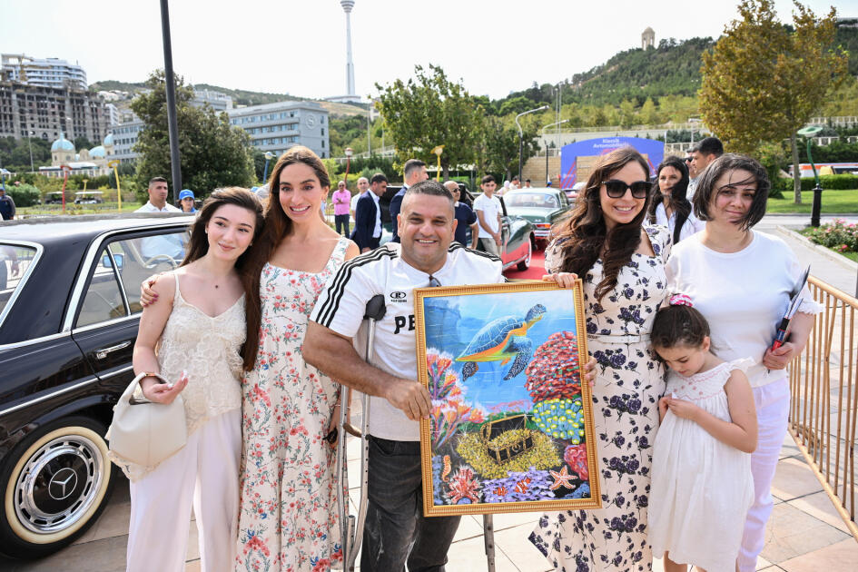 Heydər Əliyev Fondunun vitse-prezidenti Leyla Əliyeva və Arzu Əliyeva klassik avtomobillərin yürüşü və sərgisini izləyiblər