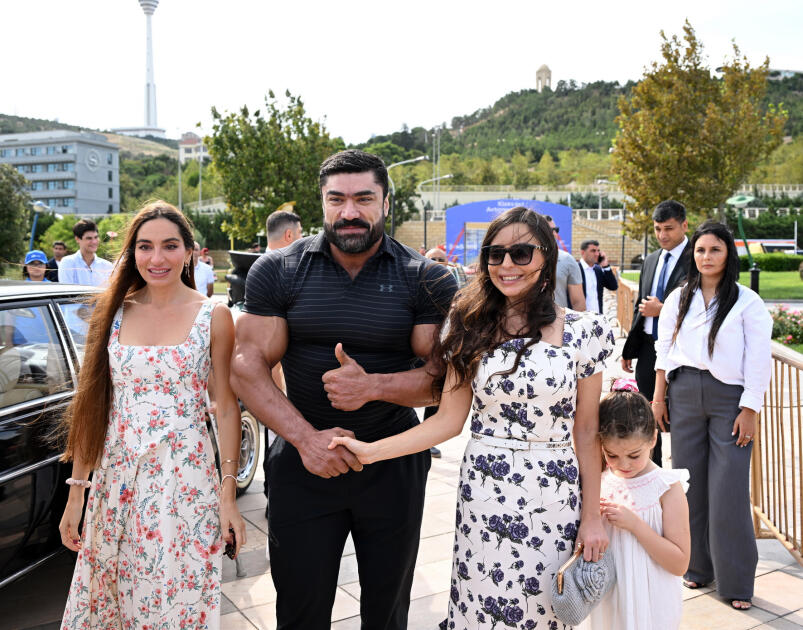 Heydər Əliyev Fondunun vitse-prezidenti Leyla Əliyeva və Arzu Əliyeva klassik avtomobillərin yürüşü və sərgisini izləyiblər