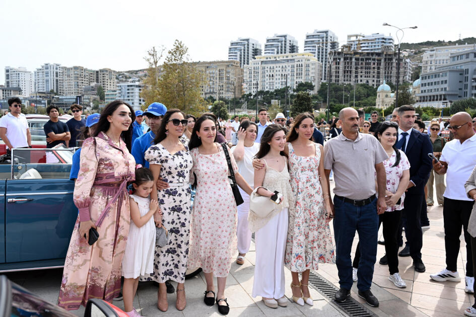 Heydər Əliyev Fondunun vitse-prezidenti Leyla Əliyeva və Arzu Əliyeva klassik avtomobillərin yürüşü və sərgisini izləyiblər
