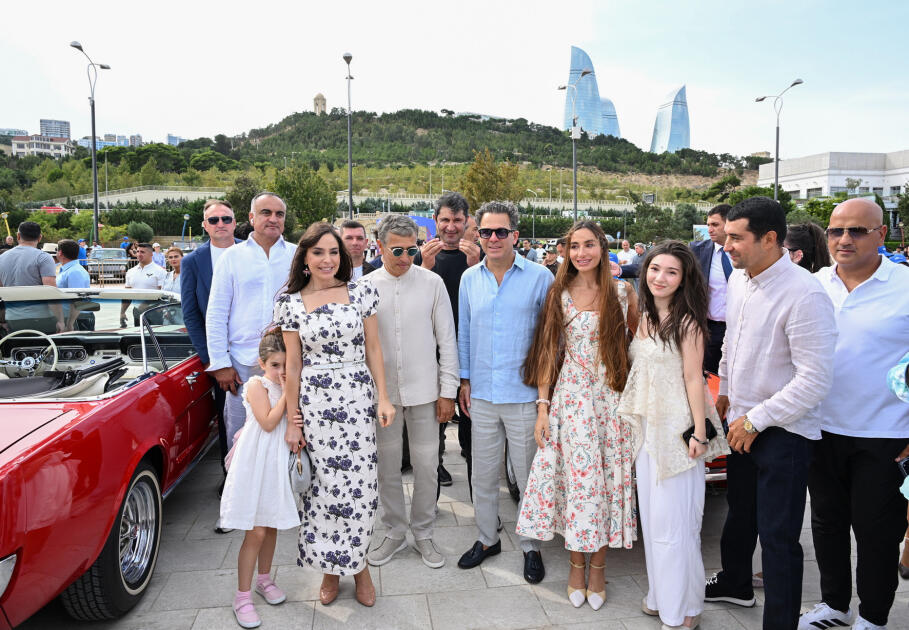 Heydər Əliyev Fondunun vitse-prezidenti Leyla Əliyeva və Arzu Əliyeva klassik avtomobillərin yürüşü və sərgisini izləyiblər