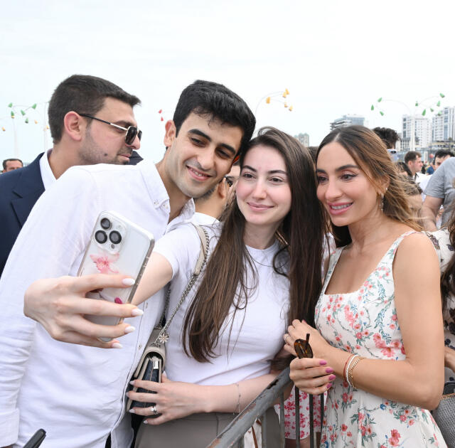 Heydər Əliyev Fondunun vitse-prezidenti Leyla Əliyeva və Arzu Əliyeva klassik avtomobillərin yürüşü və sərgisini izləyiblər