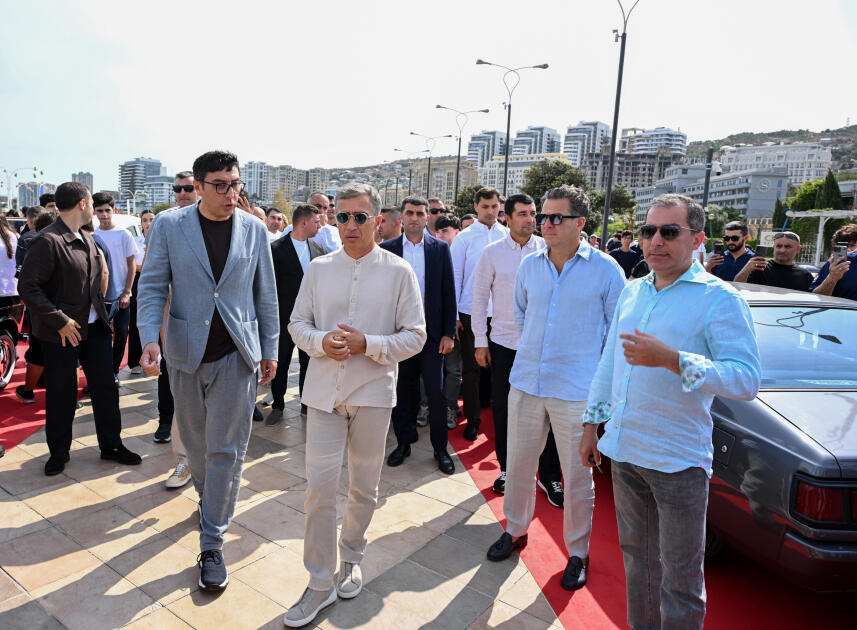 Heydər Əliyev Fondunun vitse-prezidenti Leyla Əliyeva və Arzu Əliyeva klassik avtomobillərin yürüşü və sərgisini izləyiblər