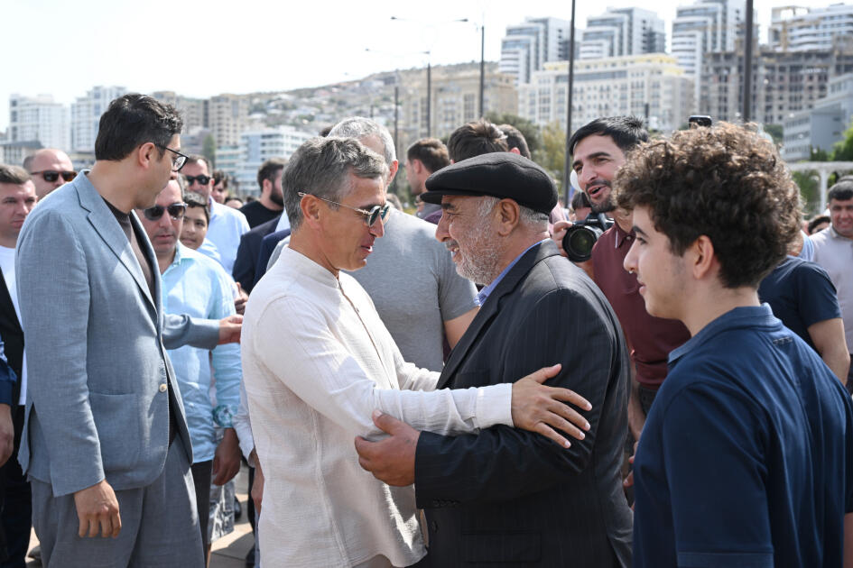 Heydər Əliyev Fondunun vitse-prezidenti Leyla Əliyeva və Arzu Əliyeva klassik avtomobillərin yürüşü və sərgisini izləyiblər